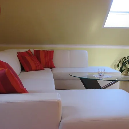Apartment Komfortable Ferienwohnung Mit Balkon Und Blick In Den Schlosspark Elstra