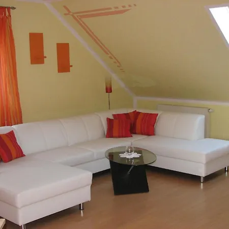 Komfortable Ferienwohnung Mit Balkon Und Blick In Den Schlosspark * Elstra