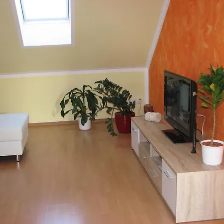 Komfortable Ferienwohnung Mit Balkon Und Blick In Den Schlosspark * Elstra