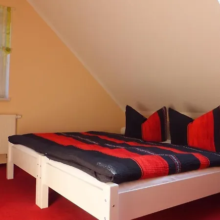 Komfortable Ferienwohnung Mit Balkon Und Blick In Den Schlosspark Elstra