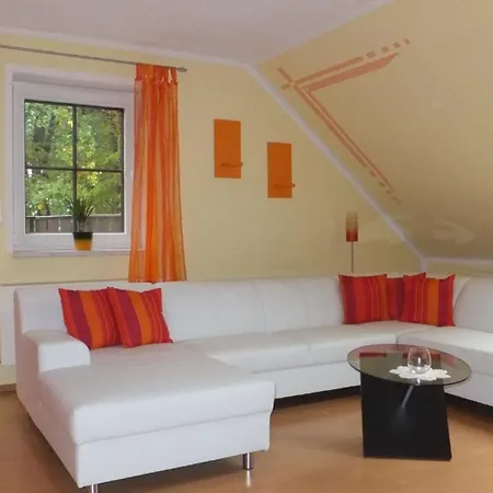 Komfortable Ferienwohnung Mit Balkon Und Blick In Den Schlosspark Elstra